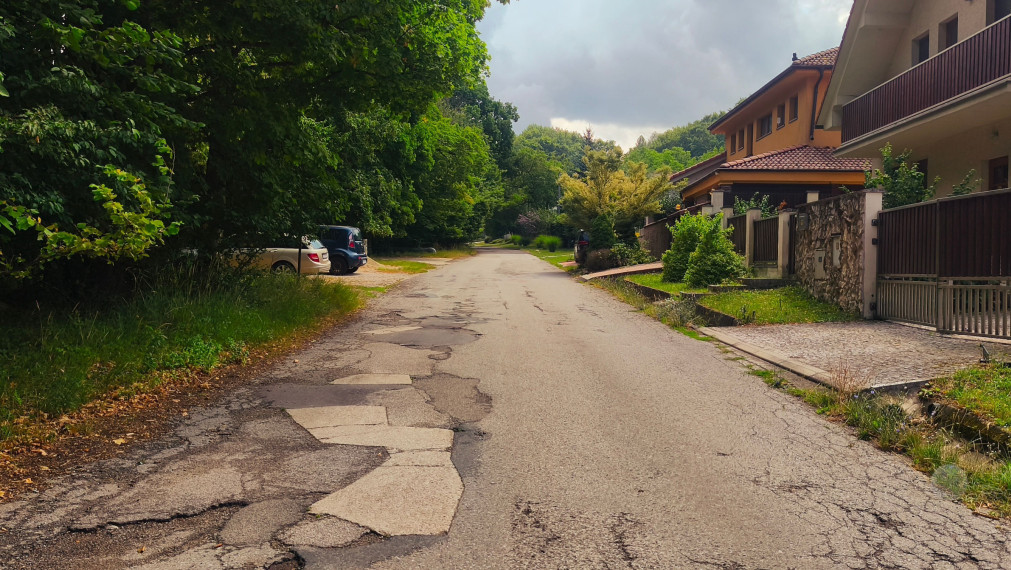 EXKLUZÍVNY stavebný pozemok 1 786 m² pod lesom | Jablonové | Stavebné povolenie | IS pri pozemku.