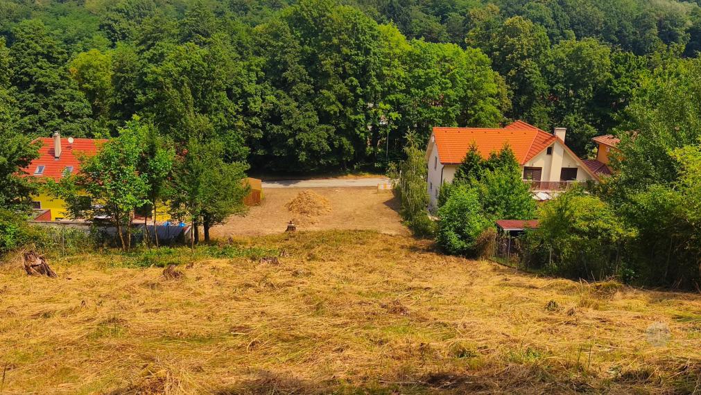 EXKLUZÍVNY stavebný pozemok 1 786 m² pod lesom | Jablonové | Stavebné povolenie | IS pri pozemku.