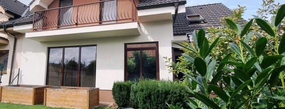 PREDAJ - rodinný dom s garážou a krásnou záhradou, Most pri Bratislave