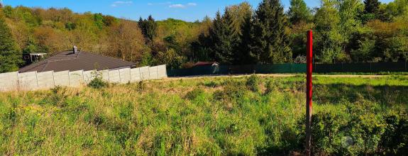  Pozemok v Lamači 598 m², so šírkou 19 m.