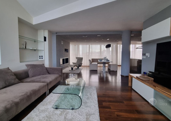 PRENÁJOM - Luxusný 6-i byt s krbom, 2x garážové státie, výhľad na hrad  – BA Staré Mesto, Námestie M. Benku