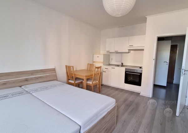 Prenájom - Priestranná garsónka s pekným výhľadom - BA-Dúbravka, Saratovská ul