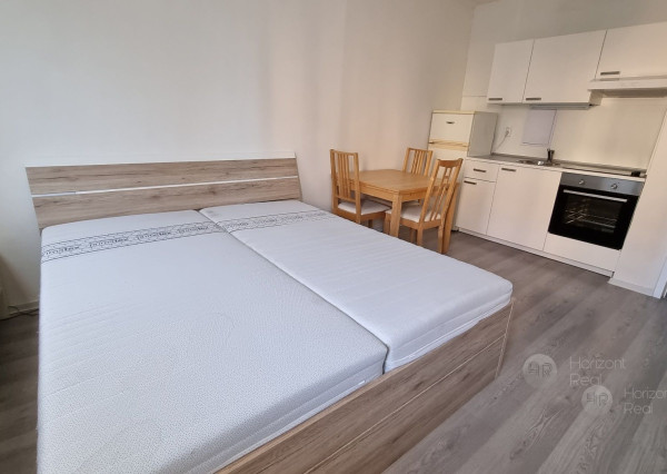 Prenájom - Priestranná garsónka s pekným výhľadom - BA-Dúbravka, Saratovská ul