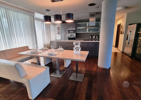 PRENÁJOM - Komfortný 6-i byt s krbom a veľkolepou terasou, výhľad na hrad  – BA - Staré Mesto, Námestie M. Benku