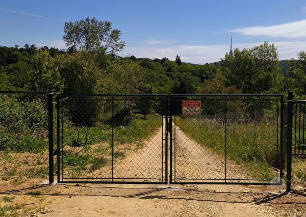 Pozemok v Lamači 598 m² s El. prípojkou a  šírkou 19 m.